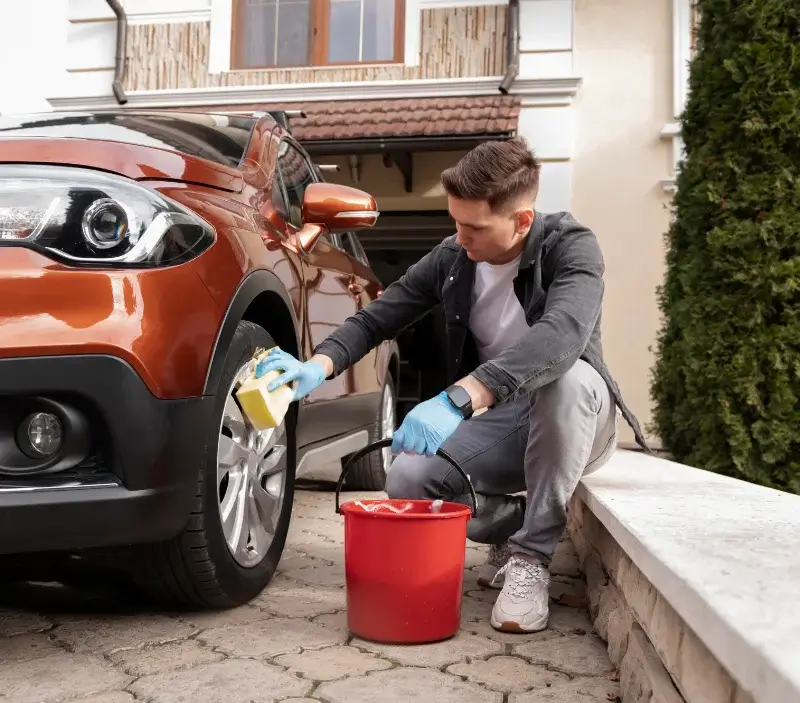 Lavage auto à domicile Étrembières : professionnel intervenant sur un véhicule